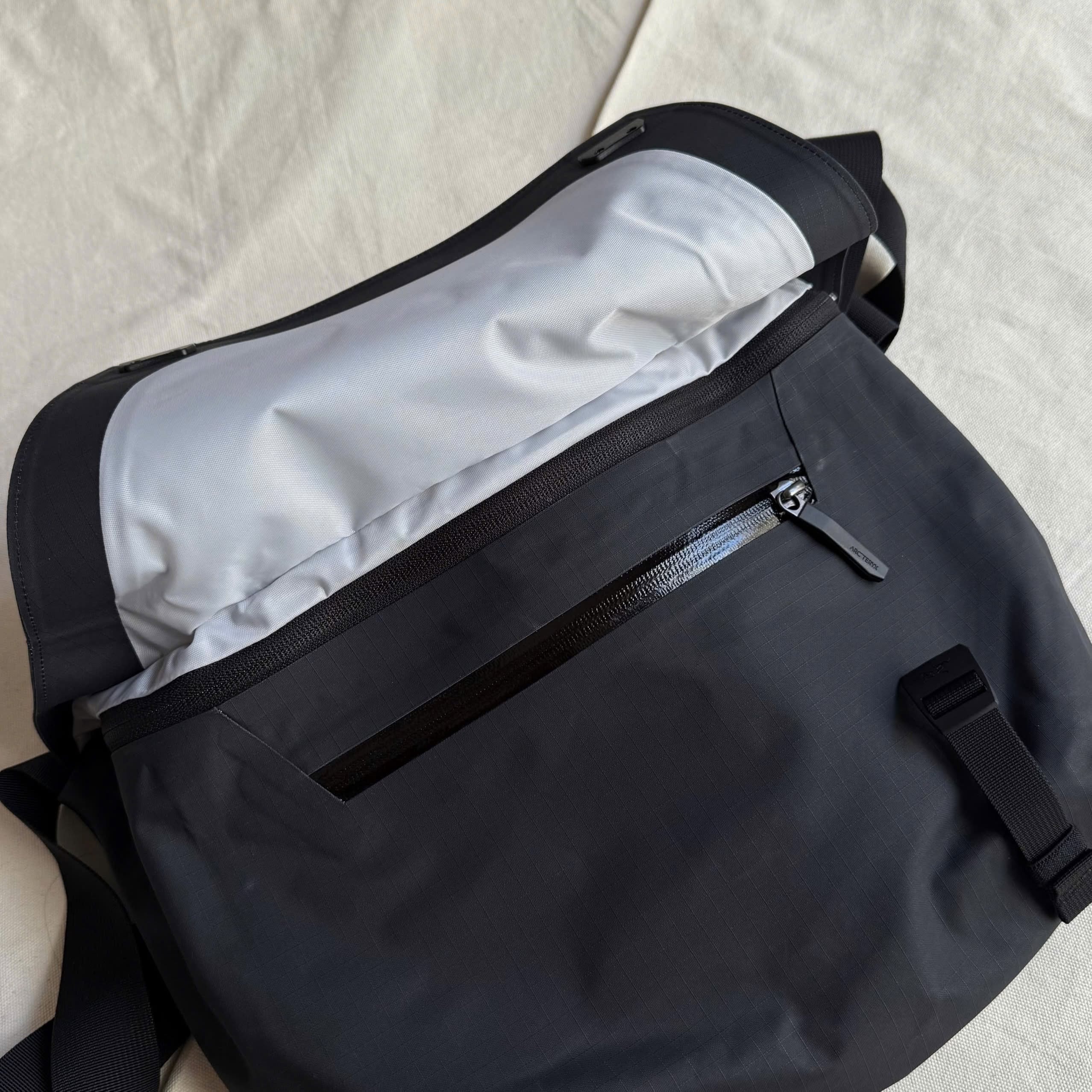 Granville 10 Courier Bag "Black" — 4