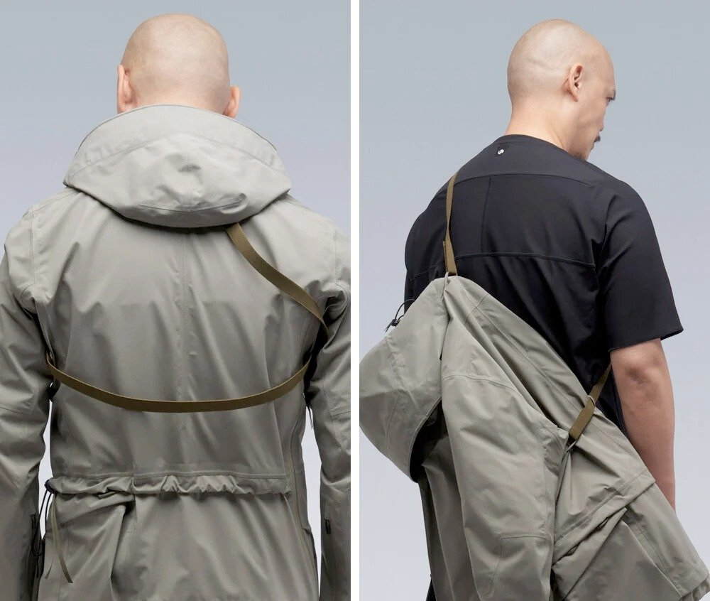 JACKETSLING –––

Dây đeo áo (có thể tháo rời) cho phép người dùng đeo áo khoác trên vai khi nhiệt độ thay đổi lúc di chuyển giữa các môi trường khác nhau (trong toà nhà-đường-phương tiện công cộng…). Sling có thể gắn được cả trong vào ngoài áo tuỳ vào người dùng muốn sử dụng như thế nào (đeo sling bên trong giúp bề mặt áo ngoài có thể xếp lại như một cái máng tự nhiên và nước trượt đi hết, không làm ướt người mặc). Một số nguồn cho rằng Jacket Sling chéo của Acronym được truyền cảm hứng từ dây đeo súng trong quân đội.