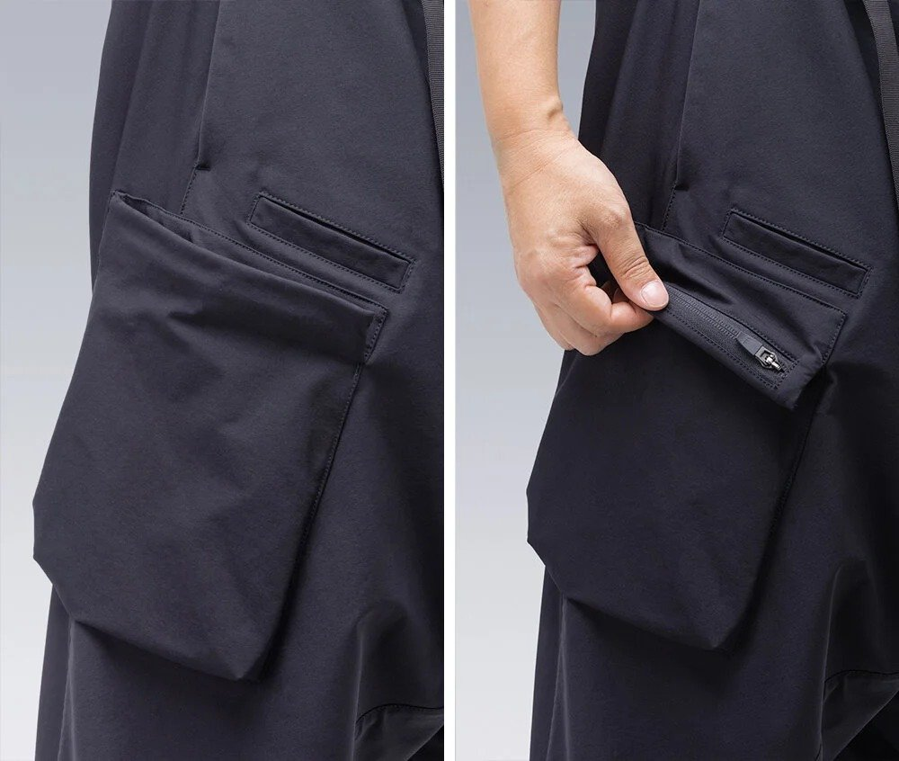 DETACHED ENTRY POCKET –––

Loại túi 2 mép dùng khoá zip. Khoá zip thường được đặt ở mặt trong của mép hướng ra ngoài. Mục đích để giúp tăng dung tích túi khi cần thiết mà đồng thời thiết kế zip này cũng giúp vật bên trong khó bị rơi ra ngoài trong quá trình vận động dù cho bạn có quên kéo khoá. thiết kế túi phổ biến nhất của Acronym, được áp dụng trên cả phụ kiện và áo quần.
