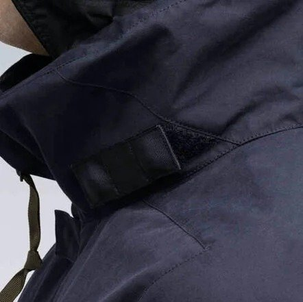 bệ velcro ngưng ở mép chỉ xéo thay vì tạo thành hình chữ nhật như các sản phẩm khác