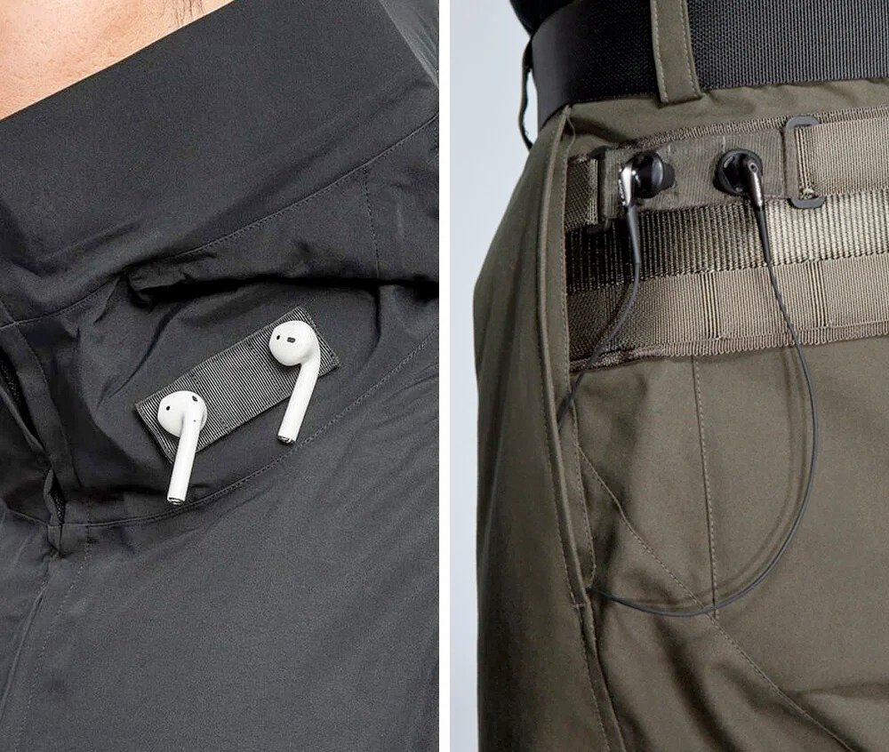 FORCE LOCK –––

Mảng khoá dán bên trong có 2 mảng nam châm cho phép người dùng lợi dụng sức hút của nam châm có sẵn trong tai nghe để “gác” tai nghe lên khi không cần dùng tới. (Tuy nhiên nó cũng chỉ là gác tạm, vì sức hút của nam châm Force Lock với tai nghe thật sự là không mạnh lắm, rất dễ rơi ra khi di chuyển)