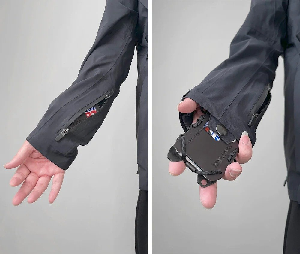 GRAVITY POCKET –––

Hệ thống túi ở cổ tay áo có miệng túi bên ngoài đóng mở bàng zip hoặng bảng thun để che, phần đáy túi giấu bên trong cổ tay áo có nút bấm để mở đáy túi ra và vật sẽ trượt ra ngoài. Cho phép người dùng lấy nhanh vậy đựng trong túi như điện thoại, ví, thẻ, dao bấm bằng cách lợi dụng lực ly tâm khi chuyền động đánh tay xuống (hoặc lực hút Trái Đất nếu vật đủ nặng). 

Video bên dưới mình quay chậm để các bạn xem kịp cơ chế hoạt động của túi. (Note: mình sử dụng J1A-GTPL Gen 2.4 có Gravity Pocket bản mới nhất, không còn sử dụng miệng túi zip nữa mà miệng thun co giãn. Thao tác nhanh, gọn hơn đồng thời cũng giúp bạn sử dụng Sleeve Hitch Tab dễ hơn)